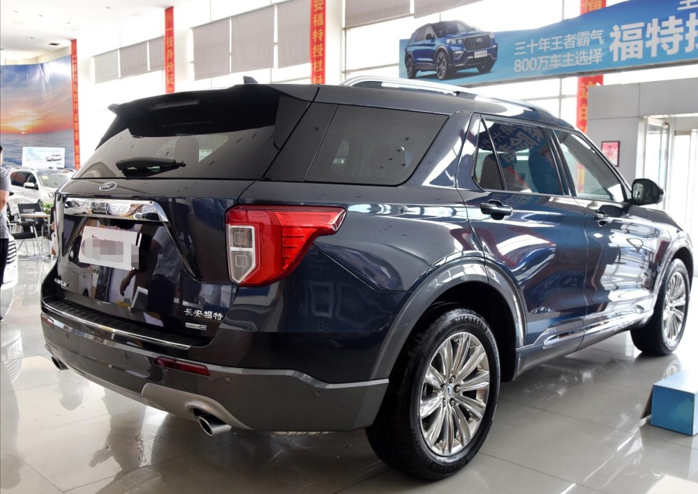 新一代福特探界者实拍!2.3t 10at,空间比汉兰达宽裕,真霸气!