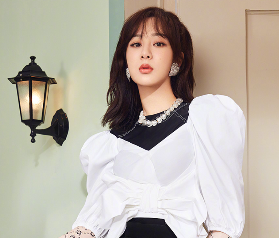 杨紫|杨紫出席电影见面会，看清没开瘦身滤镜的视频，这身材是在逗我？