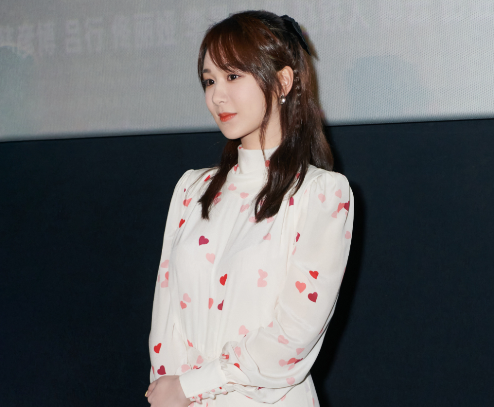 杨紫|杨紫出席电影见面会，看清没开瘦身滤镜的视频，这身材是在逗我？