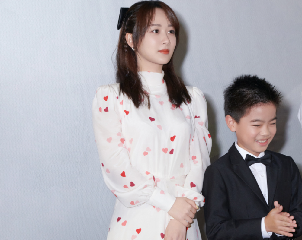 杨紫|杨紫出席电影见面会，看清没开瘦身滤镜的视频，这身材是在逗我？