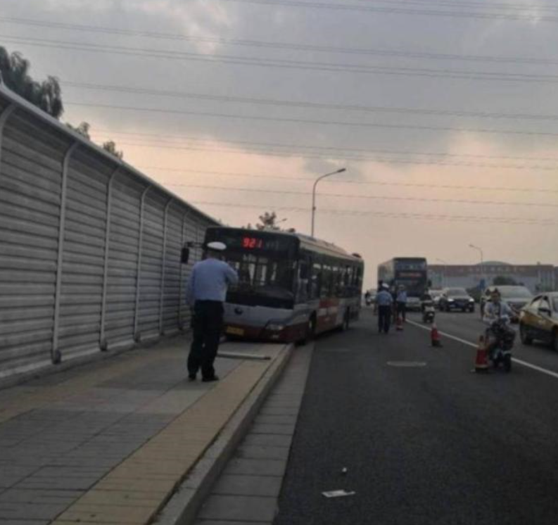 公交车|北京一公交车司机弃车跳桥，后续来了，警方已介入调查