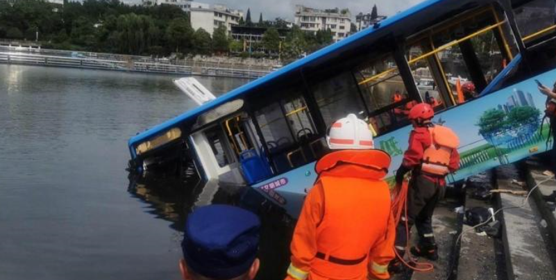 公交车|北京一公交车司机弃车跳桥，后续来了，警方已介入调查