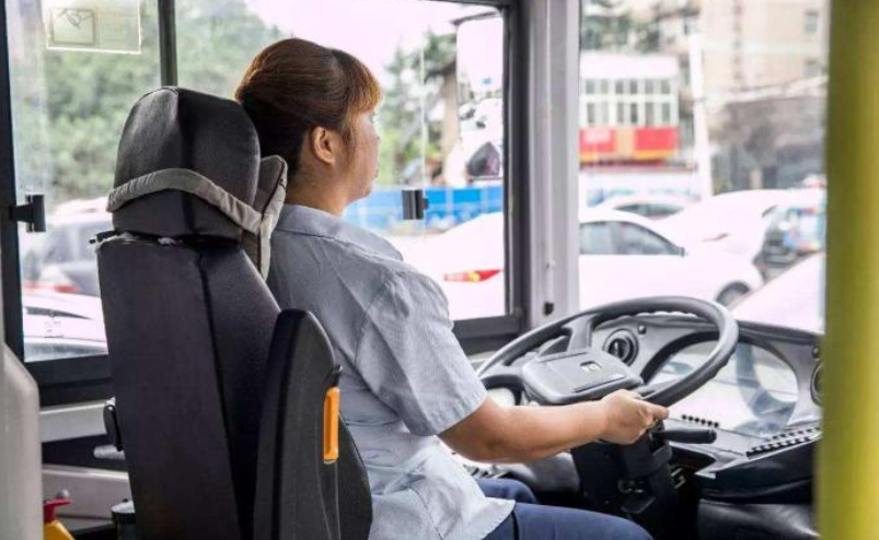 公交车|北京一公交车司机弃车跳桥，后续来了，警方已介入调查