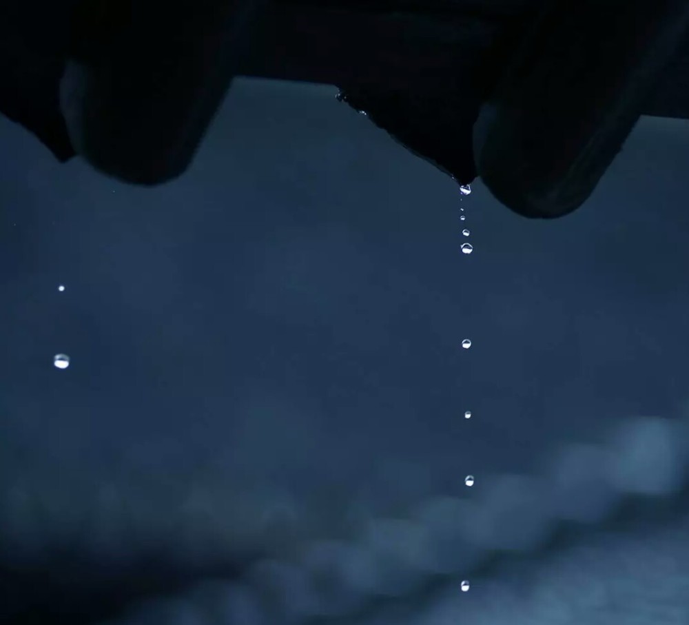 秋天的心事化作连绵的雨落在屋檐滴下涟漪