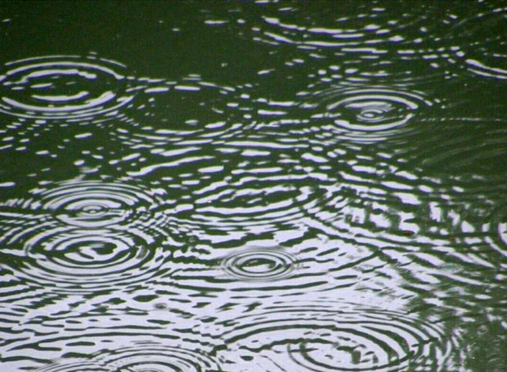 秋天的心事:化作连绵的雨,落在屋檐滴下涟漪