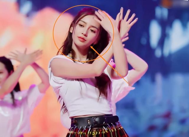 杨颖现身快本跳舞表情管理不输女团宛如18岁少女