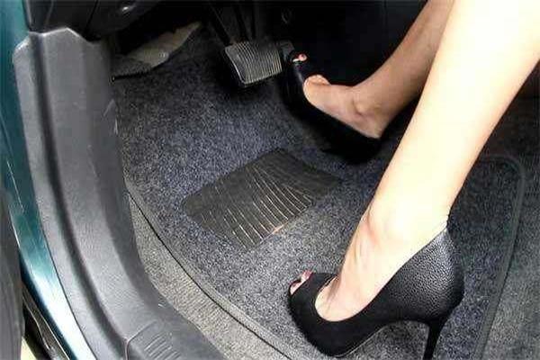 高跟鞋|急刹车|女司机|刹车