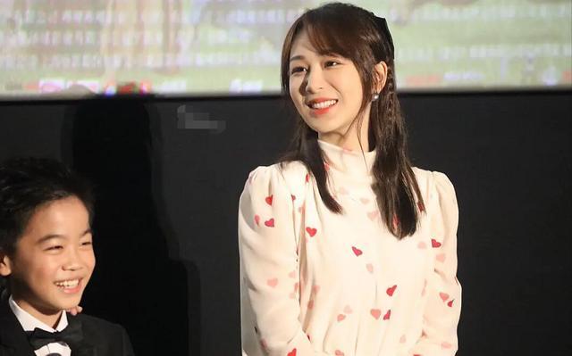 杨紫|杨紫路演精修美图被拆穿，跟现场视频差距大，颜值身材依旧灾难