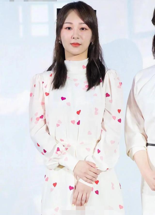 杨紫|杨紫路演精修美图被拆穿，跟现场视频差距大，颜值身材依旧灾难