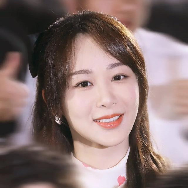 杨紫|杨紫路演精修美图被拆穿，跟现场视频差距大，颜值身材依旧灾难