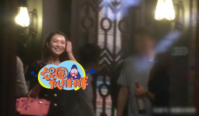 栗坤|主持人栗坤同好友聚餐，性感低胸上衣吸睛，转行当老板送礼忙不停