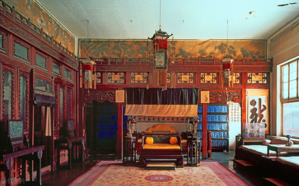 垂帘听政是我国封建时代的一个特有政治现象,也是古代封建社会在特定