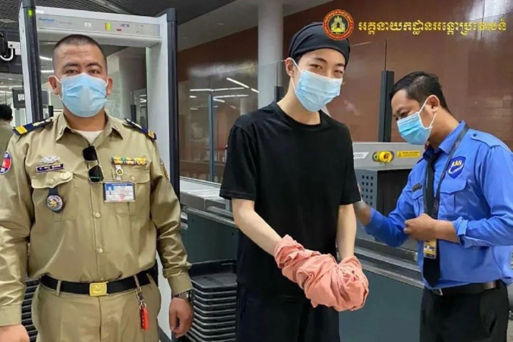 黄某在中国杀害其父母后,潜逃至柬埔寨.黄某乘坐cz8314航班回国.