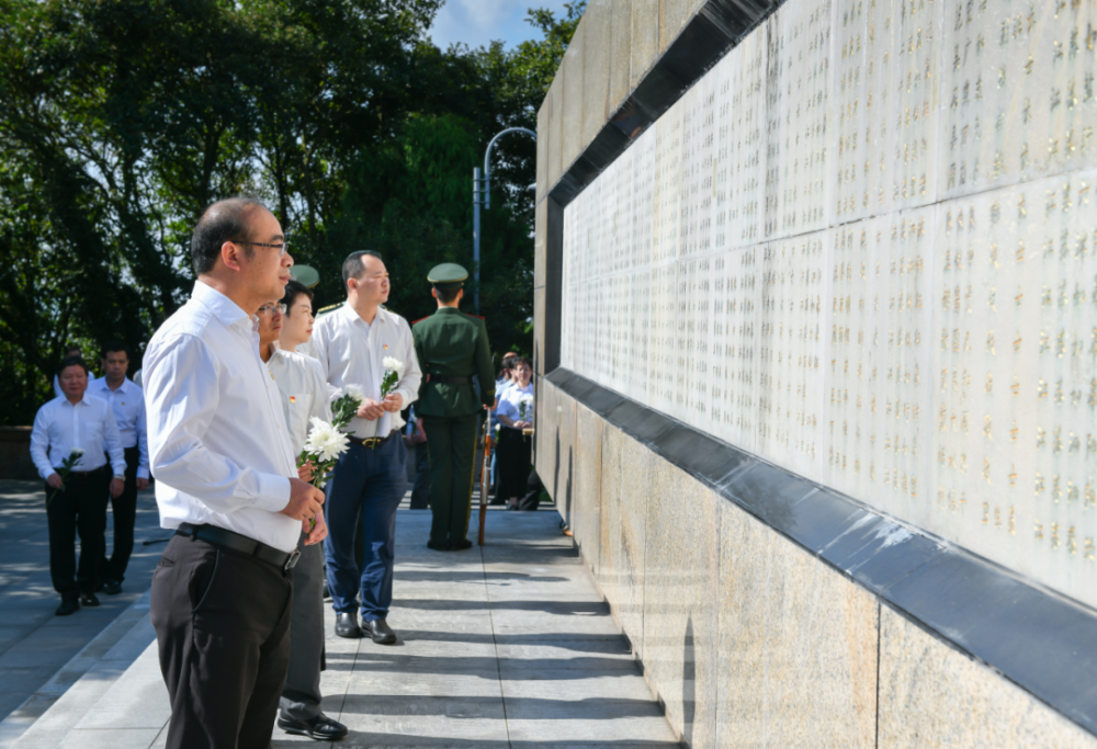 駐地部隊首長和官兵,退休老同志代表,街道和機關單位代表,公檢法