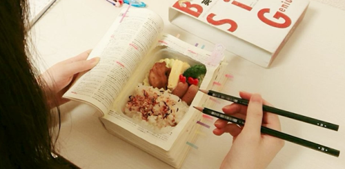 妹子|日本少女挖空字典只为上课偷吃，几万人在网上共同围观她的沙雕生活