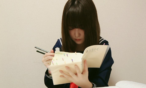 妹子|日本少女挖空字典只为上课偷吃，几万人在网上共同围观她的沙雕生活