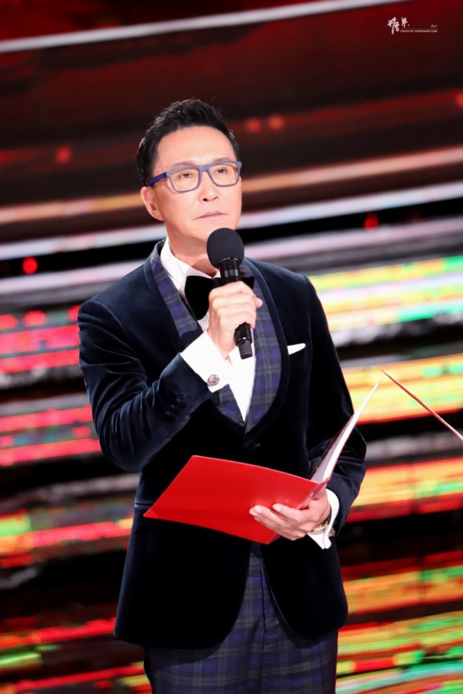 吴刚|吴刚抱着长鹅送中秋祝福，再蹭广寒宫吴刚热度，谐音梗玩得很溜
