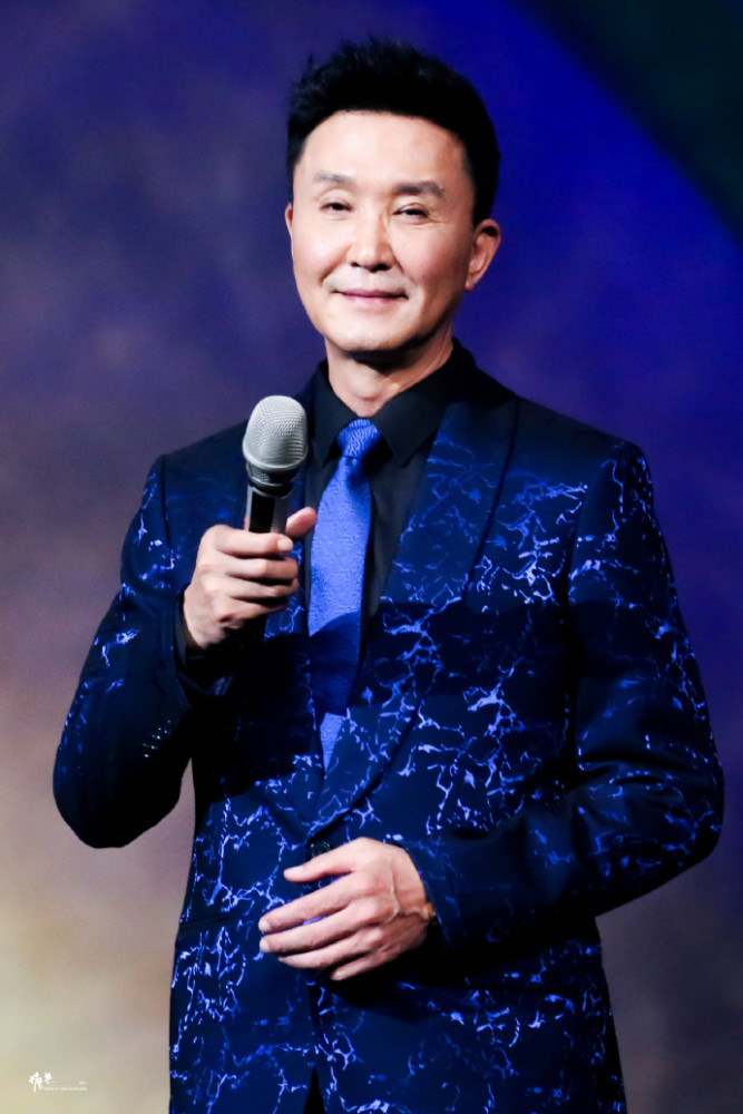 吴刚|吴刚抱着长鹅送中秋祝福，再蹭广寒宫吴刚热度，谐音梗玩得很溜