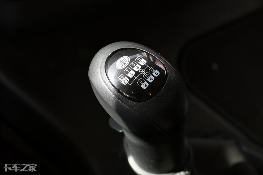 最大560马力,3500公里续航,实拍解放j7牵引车