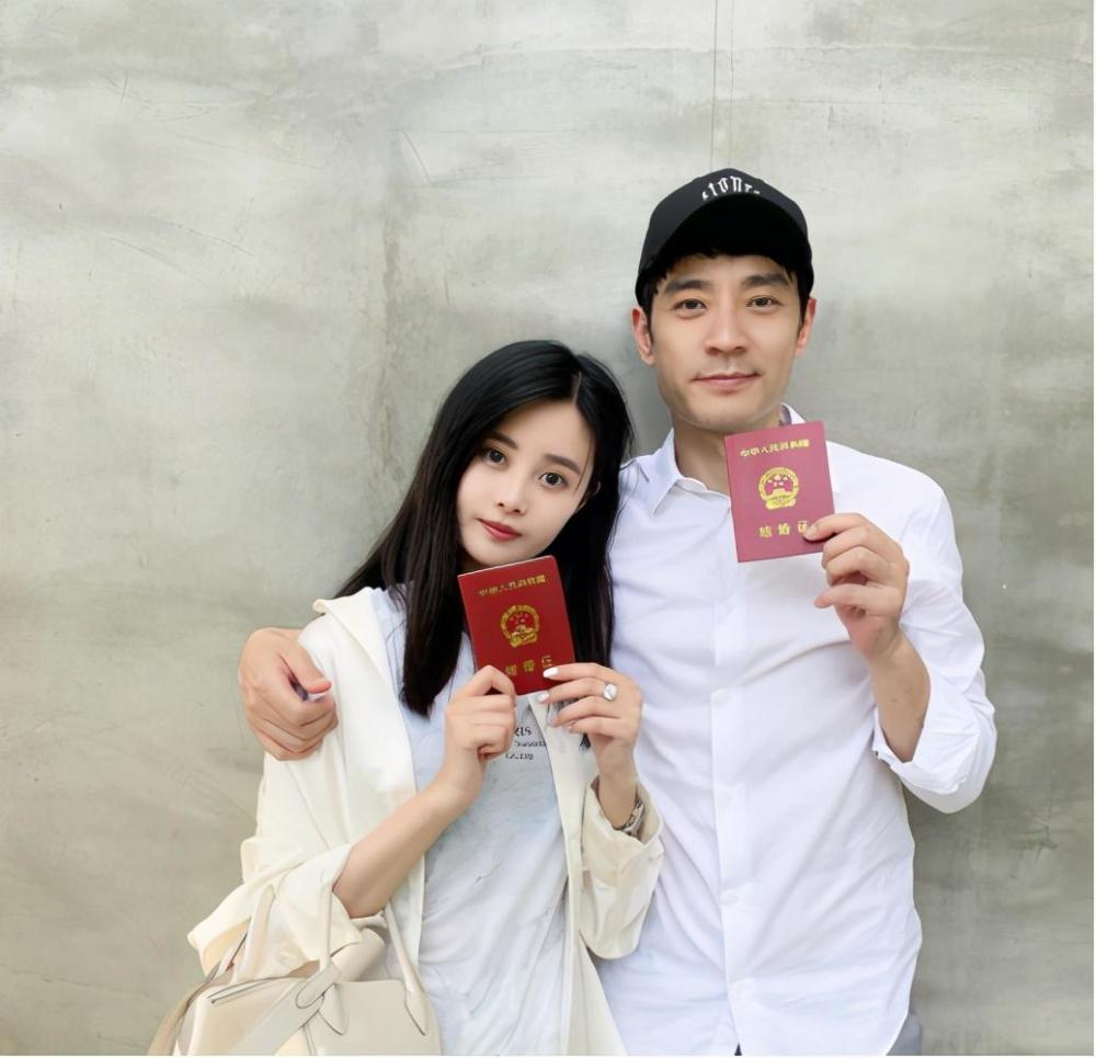 因为天色已晚,大家并没有认出她的身份,但李光洁有新女友的消息还是传