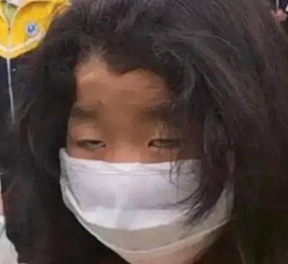 小女孩狂野发型走红孩子为何在校如此邋遢原因让人心疼