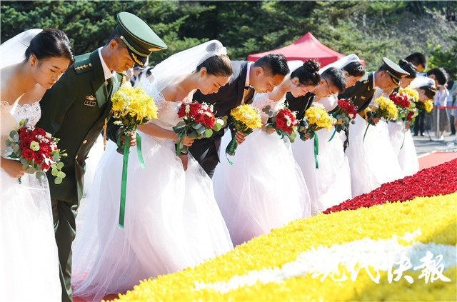 全国第七个烈士纪念日,71对新婚夫妇向雨花英烈献花