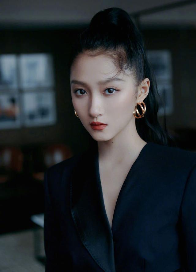 关晓彤|关晓彤的cos太成功了吧！每一次都很惊喜，身材真的好！