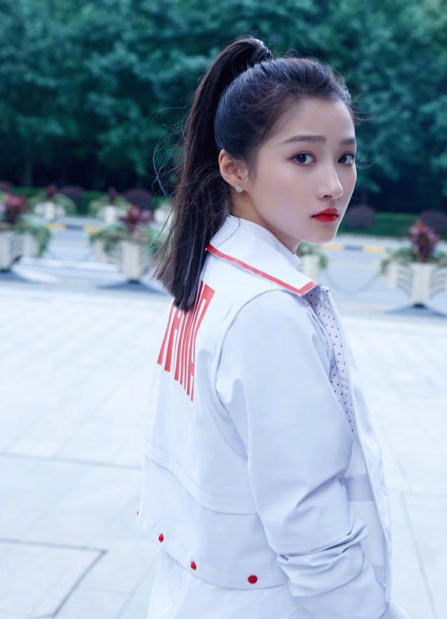 关晓彤|关晓彤的cos太成功了吧！每一次都很惊喜，身材真的好！