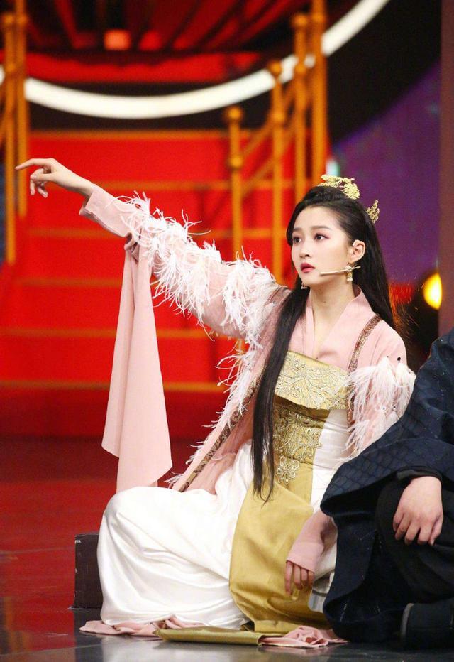 关晓彤|关晓彤的cos太成功了吧！每一次都很惊喜，身材真的好！