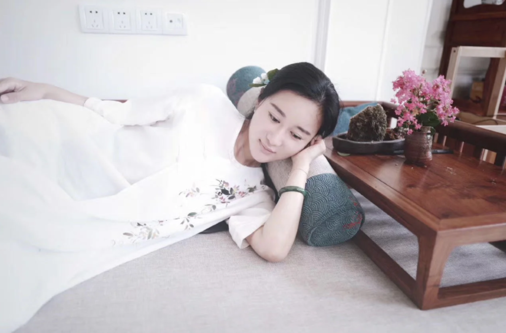 张纪中|张纪中娇妻表白亲生儿女，只字不提继子，钻研医书为老公寻求养生之道