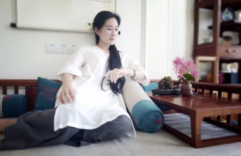 张纪中|张纪中娇妻表白亲生儿女，只字不提继子，钻研医书为老公寻求养生之道