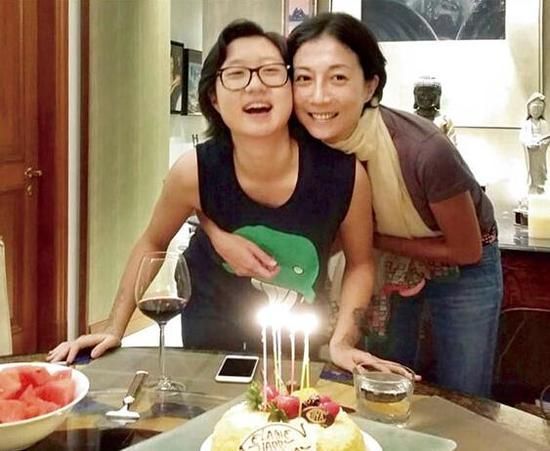 吴绮莉|47岁吴绮莉独自去海滩游泳，脸上涂满白色防晒霜，在海面玩漂浮