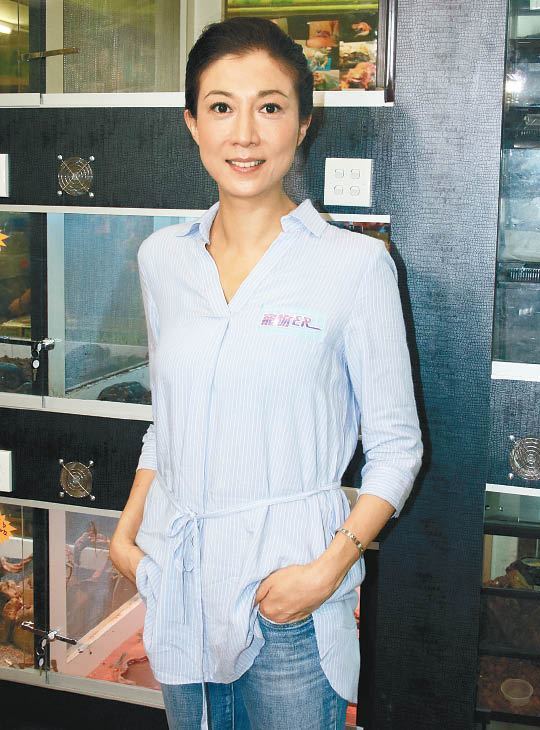 吴绮莉|47岁吴绮莉独自去海滩游泳，脸上涂满白色防晒霜，在海面玩漂浮