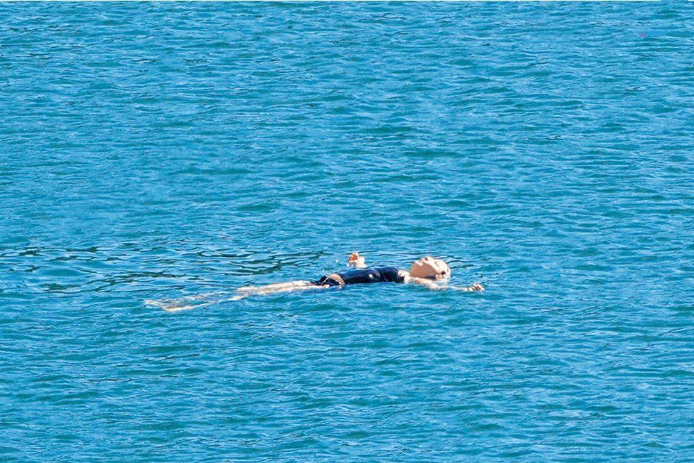 吴绮莉|47岁吴绮莉独自去海滩游泳，脸上涂满白色防晒霜，在海面玩漂浮