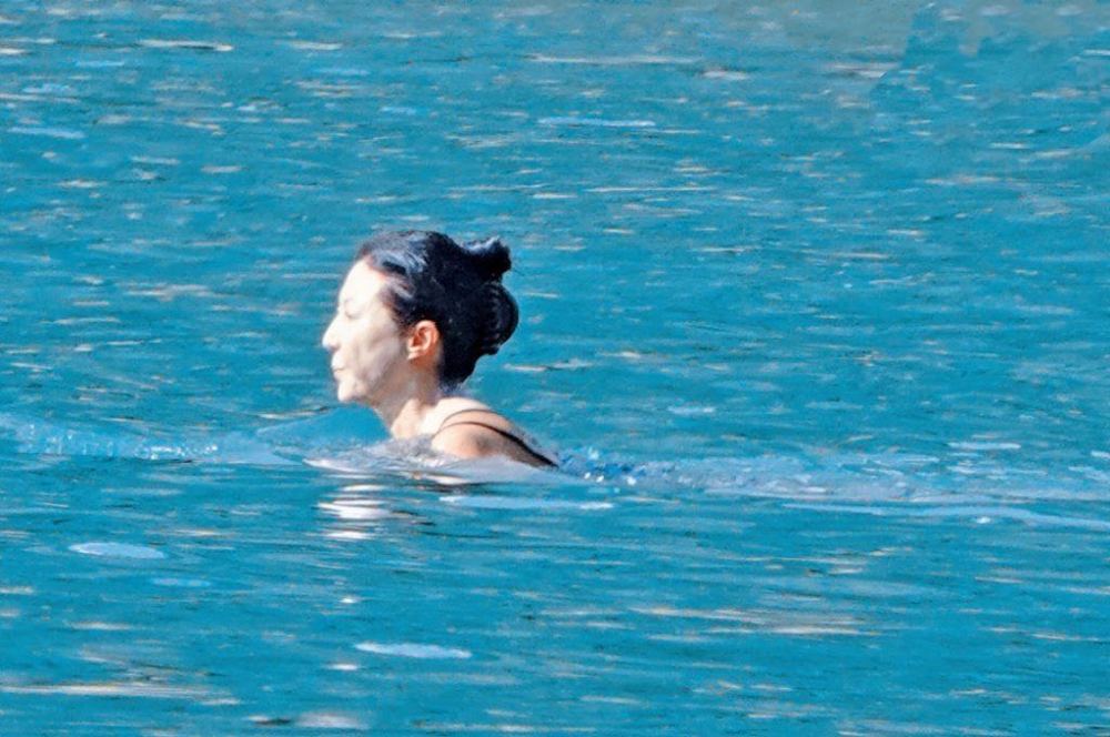 吴绮莉|47岁吴绮莉独自去海滩游泳，脸上涂满白色防晒霜，在海面玩漂浮