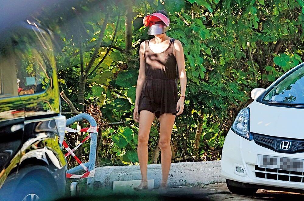 吴绮莉|47岁吴绮莉独自去海滩游泳，脸上涂满白色防晒霜，在海面玩漂浮