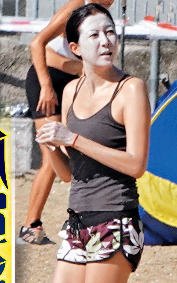 吴绮莉|47岁吴绮莉独自去海滩游泳，脸上涂满白色防晒霜，在海面玩漂浮