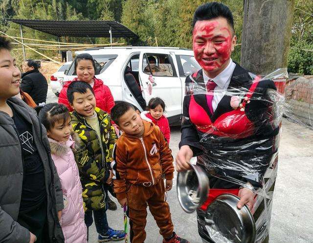 新郎被关进铁笼仅穿内衣头上泼绿漆恶俗的婚闹几时休