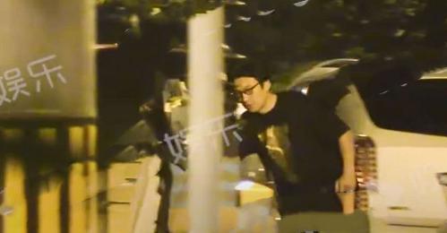 阿朵|40岁阿朵与男友同框，被亲密揽肩共回爱巢，男方长相普通很壮硕