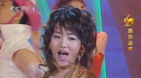 阿朵|40岁阿朵与男友同框，被亲密揽肩共回爱巢，男方长相普通很壮硕
