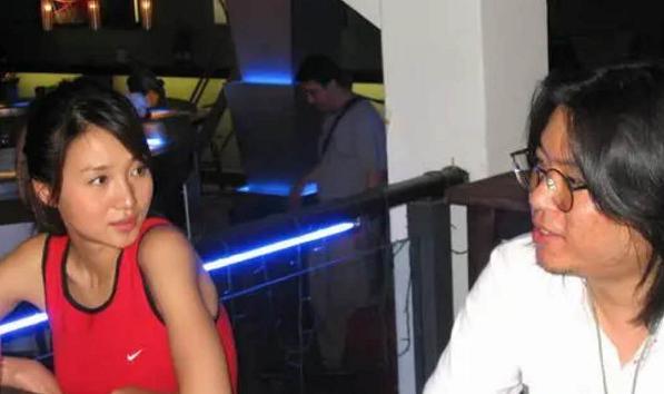 阿朵|40岁阿朵与男友同框，被亲密揽肩共回爱巢，男方长相普通很壮硕