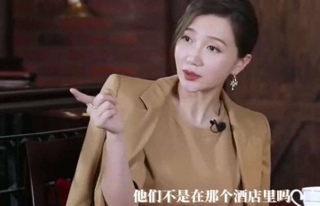 阿朵|40岁阿朵与男友同框，被亲密揽肩共回爱巢，男方长相普通很壮硕