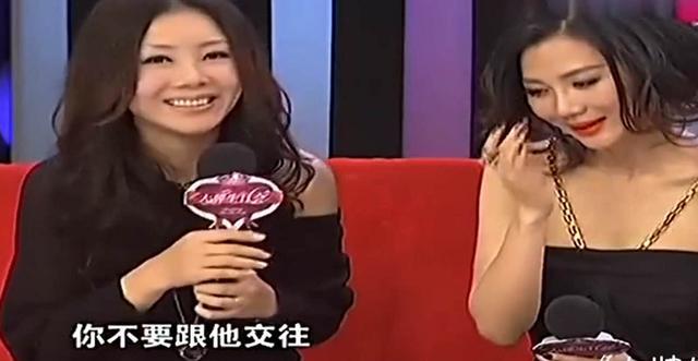 阿朵|40岁阿朵与男友同框，被亲密揽肩共回爱巢，男方长相普通很壮硕