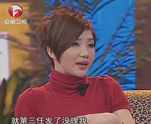 阿朵|40岁阿朵与男友同框，被亲密揽肩共回爱巢，男方长相普通很壮硕