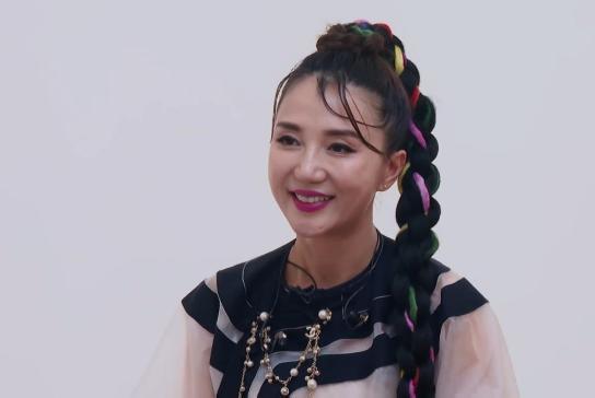 阿朵|40岁阿朵与男友同框，被亲密揽肩共回爱巢，男方长相普通很壮硕