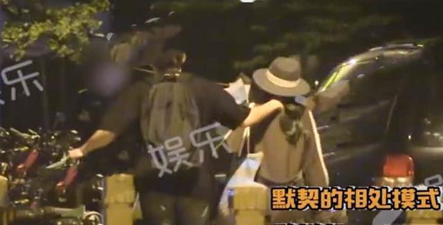 阿朵|40岁阿朵与男友同框，被亲密揽肩共回爱巢，男方长相普通很壮硕