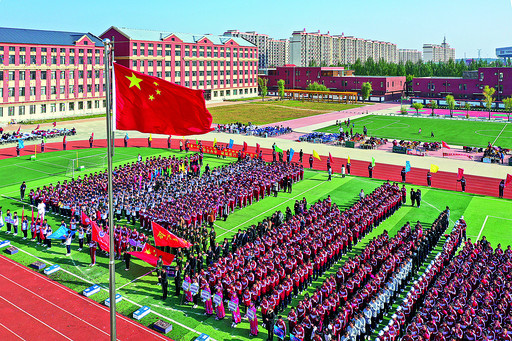 9月29日,在庄严的国歌声中,乌兰浩特合展中学草场上鲜艳的五星红旗