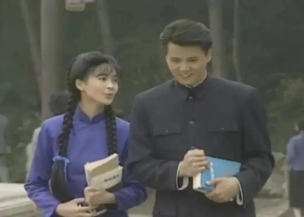 张庭|张庭夫妇斥巨资买上海整栋楼：被骂18年，她却活成百亿阔太？