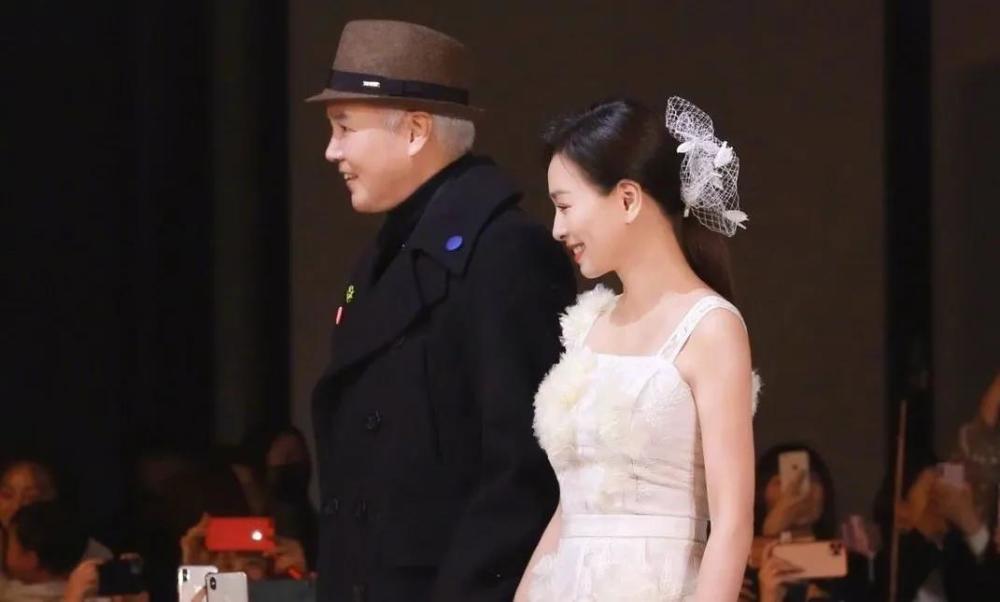 张庭|张庭夫妇斥巨资买上海整栋楼：被骂18年，她却活成百亿阔太？