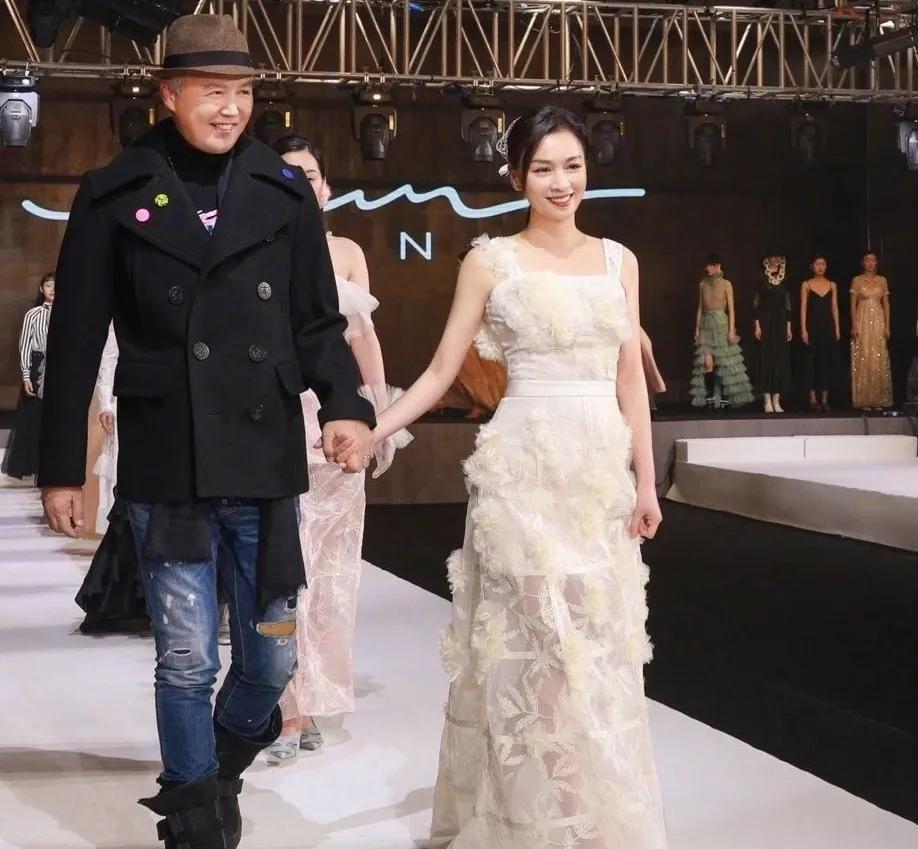 张庭|张庭夫妇斥巨资买上海整栋楼：被骂18年，她却活成百亿阔太？